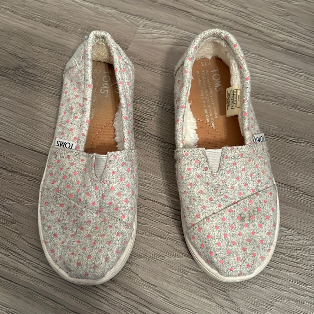 Pink polka dot toms with Sherpa inside size 13